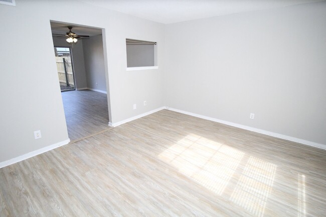 Building Photo - Charming & Convenient 3-Bedroom Townhome i...