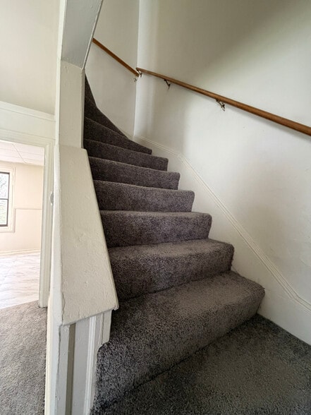 Building Photo - 617 E Chestnut St