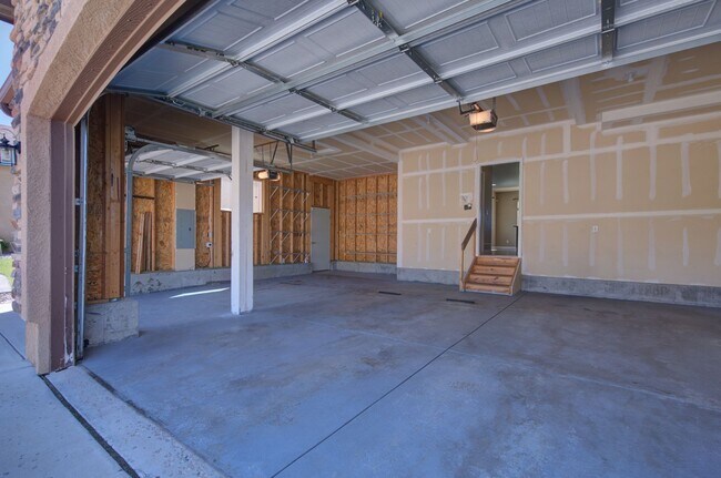 Building Photo - Beautiful home available to move in 08/04/...