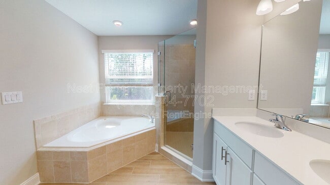 Building Photo - 1025 Wilmot Pl