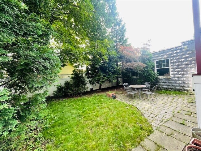 Building Photo - 10 Vincent Ave