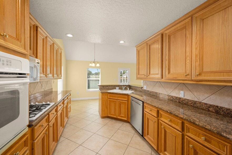 Building Photo - 3212 Glastonbury Dr