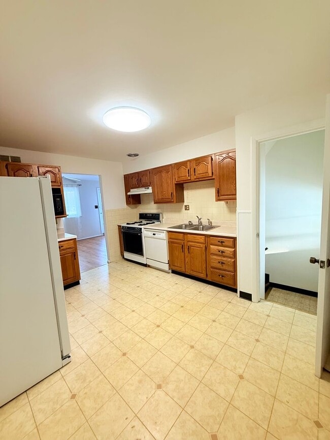 Building Photo - 3 Bedroom 2 BathHome