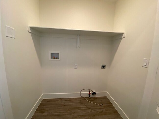 Building Photo - SPACIOUS HOME FOR RENT!