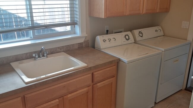 Building Photo - VIDEOTOUR: Gorgeous Home on Quiet Culdesac in Dallas. PETS WELCOME