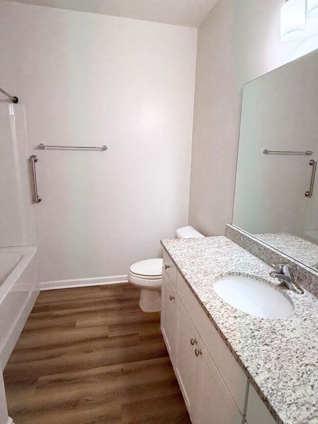 Building Photo - Spacious 5-bedroom, 3-bath home featuring two additional flex rooms!