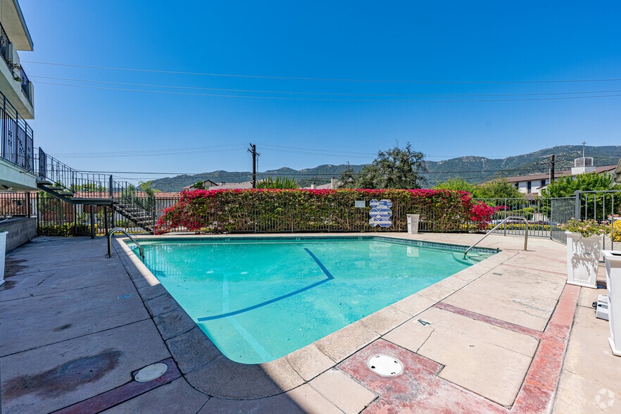 Pool - 2841 Montrose Ave
