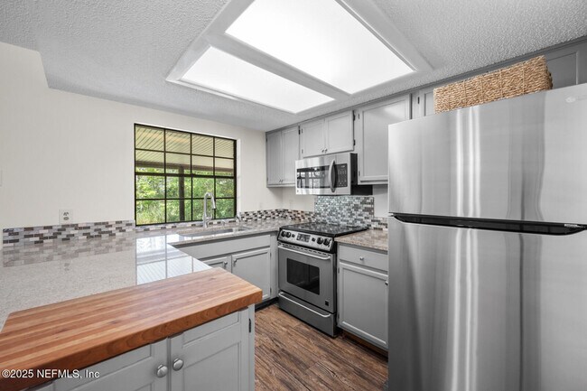 Building Photo - 97 Granada Ct
