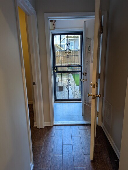 Building Photo - 1255 N Honore St