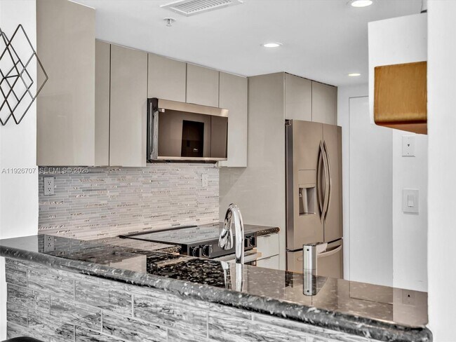 Building Photo - 650 West Ave