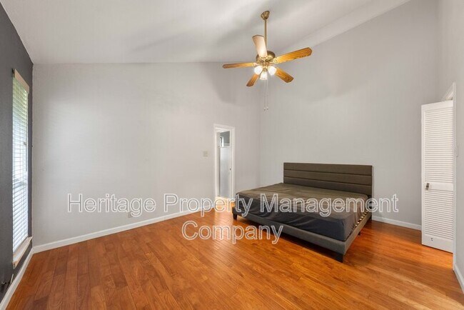 Building Photo - 13906 N Hills Village Dr