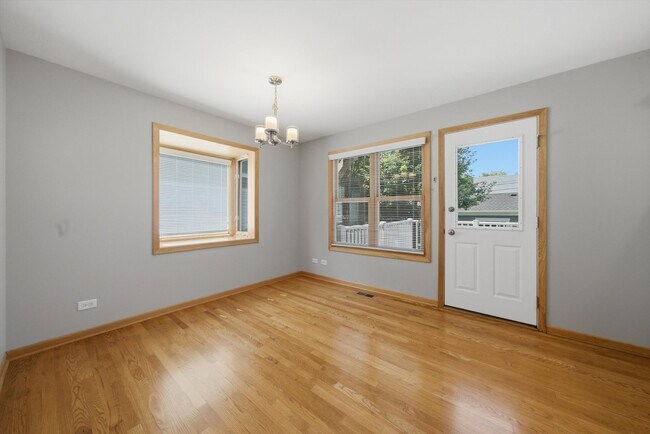 Building Photo - 586 S Hawthorne Ave