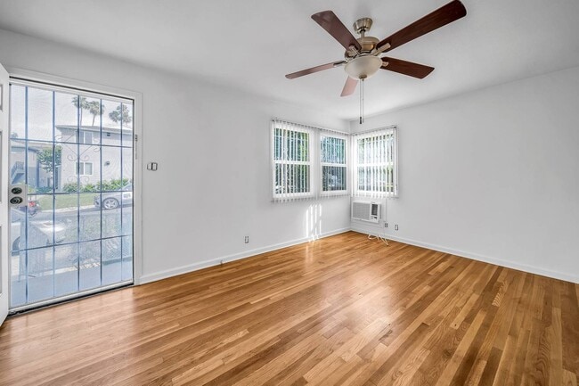 Building Photo - Studio Unit! Must see