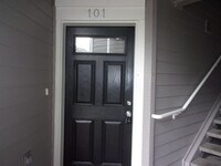 Building Photo - Popular West Oaks Condo