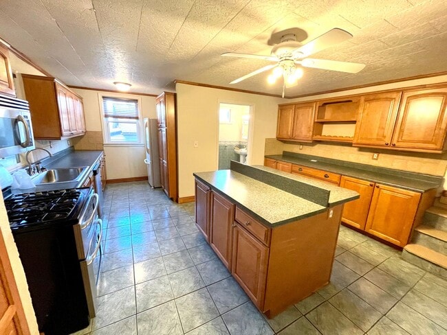 Building Photo - Mt. Washington house, 3 bedroom 2 1/2 bath house with great kitchen, yard, laundry June 1st