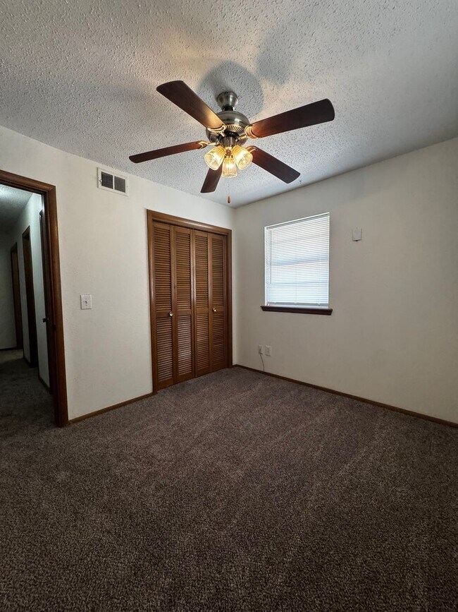 Building Photo - (3) Bed/(2) Bath with (2) Living Areas in MWC Avail NOW!