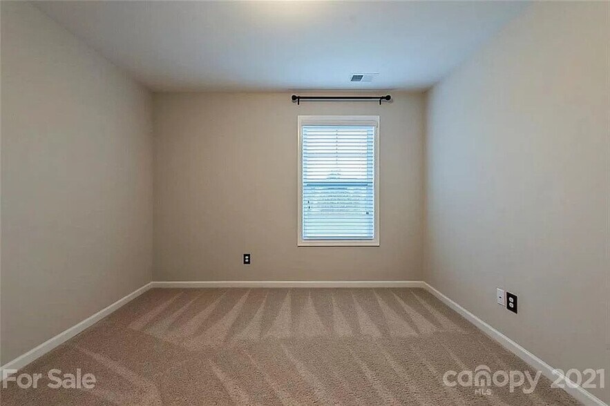 Building Photo - 988 Pennington Dr
