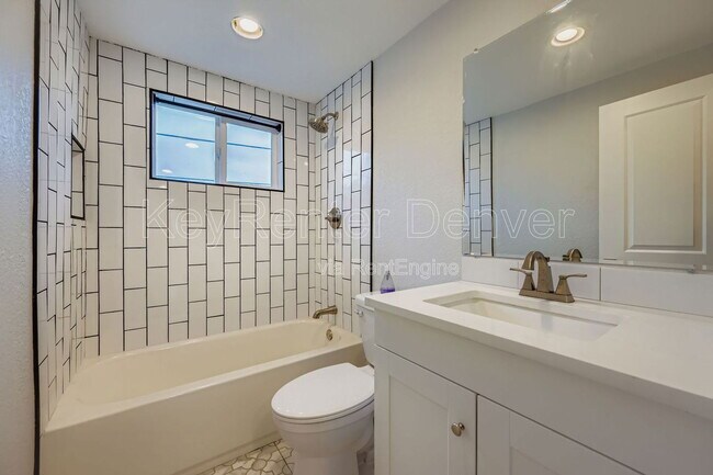 Building Photo - 2356 S Linden Ct