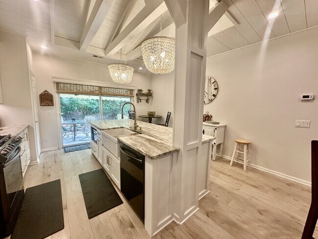 Building Photo - Beautifully Updated Elegant two Bedroom Ho...