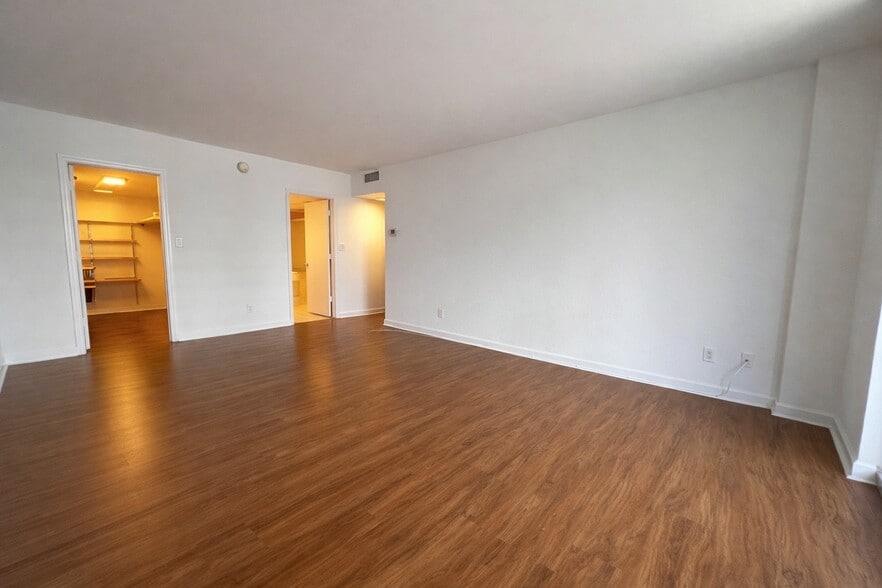 Building Photo - 5600 Collins Ave