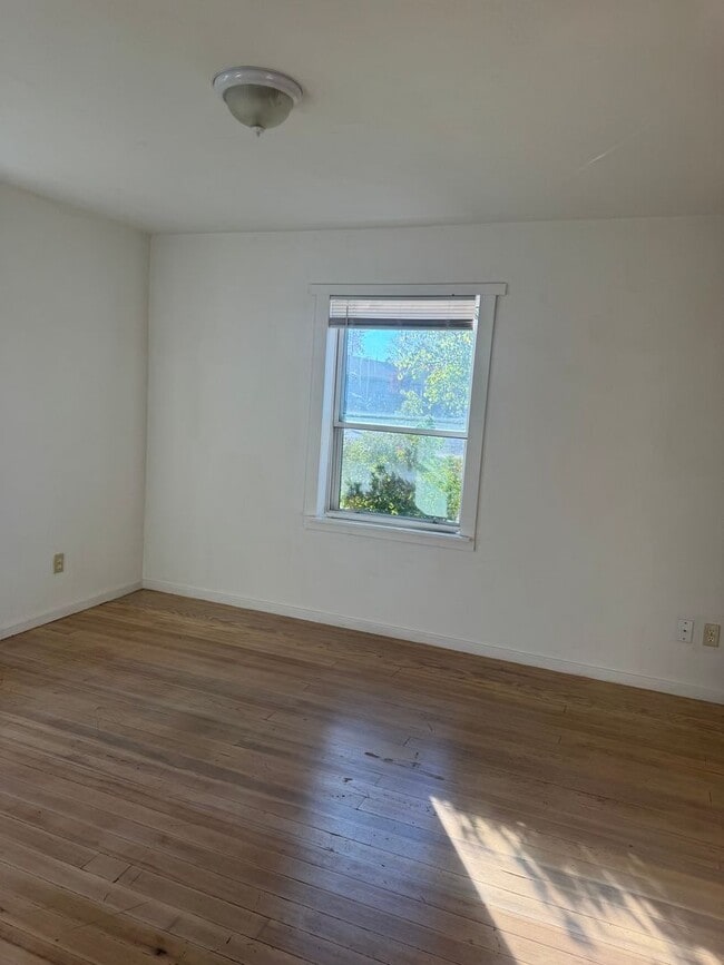 Building Photo - 3/2 Huge Yard and Garage