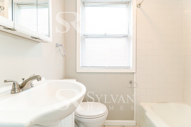Building Photo - Remarkable Value. Unbeatable Location!