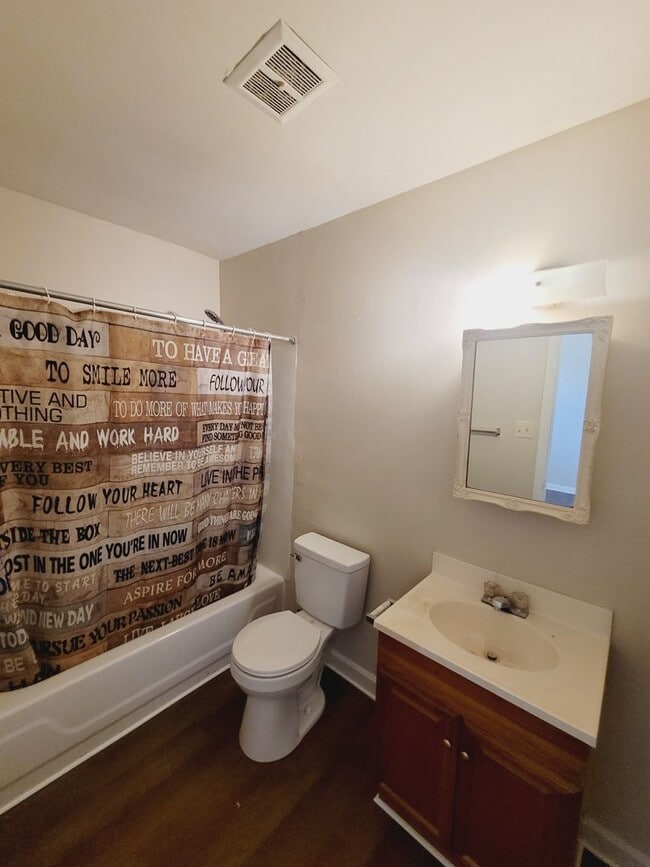 Building Photo - Lovely Two Bedroom - One Bathroom Brick Du...