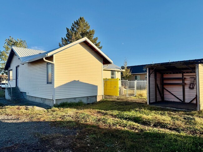 Building Photo - 210 18th St