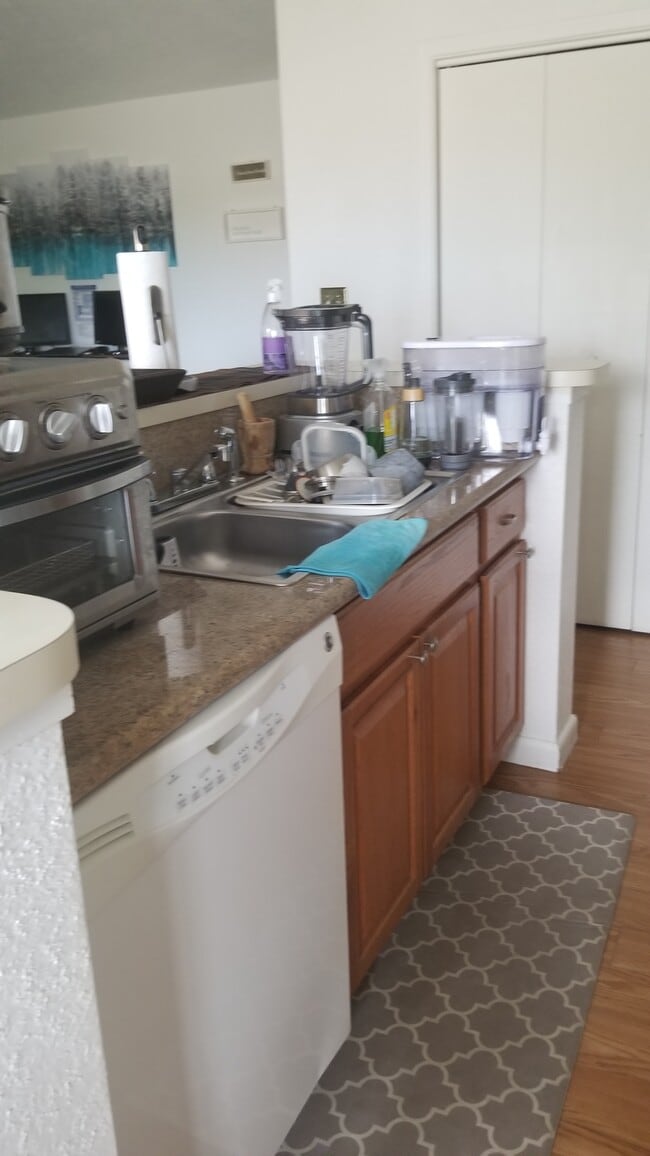 Building Photo - 977 Riverside Dr