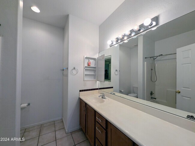 Building Photo - 1530 E Branham Ln