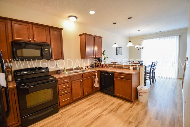 Building Photo - 2 Bedroom 2.5 Bathroom In West Des Moines with 2 car garage attached