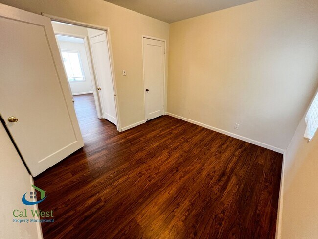 Building Photo - $2,595 - Darling 2 Bedroom 1 Bathroom Dupl...