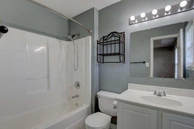 Building Photo - 207 Ruf Dr