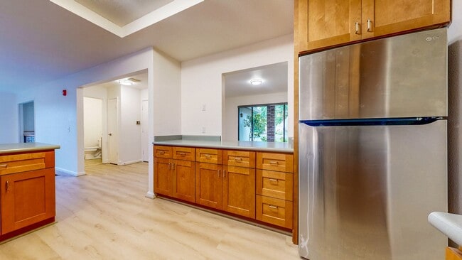 Building Photo - Bright and Beautiful 4 bedroom 2.5 Bath with large enclosed back yard and close proximity to Mari...