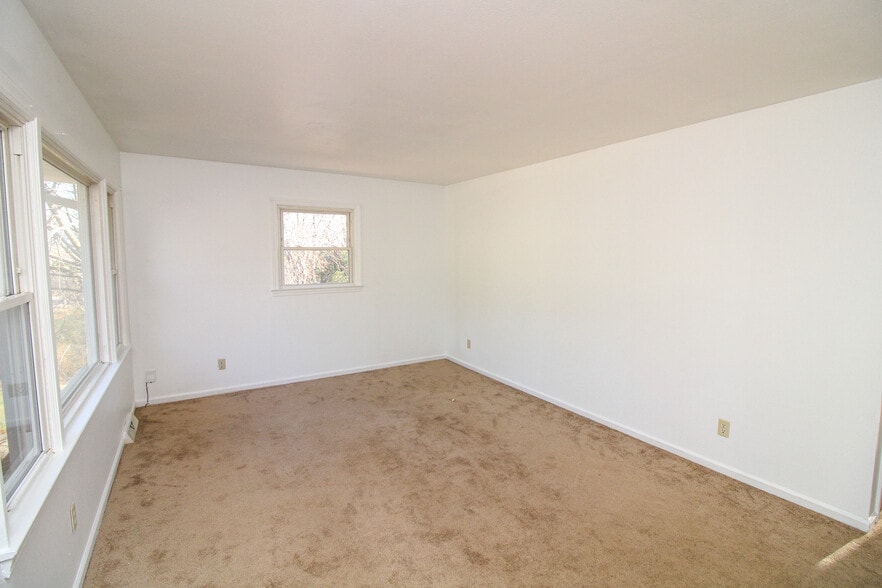 Building Photo - 228 Aurora Dr