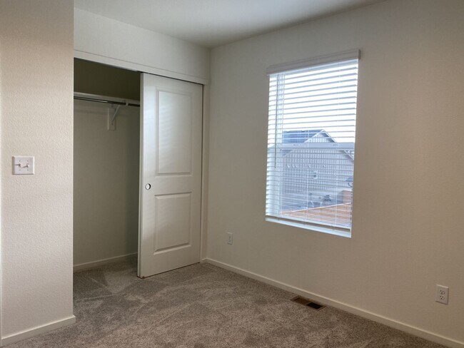 Building Photo - Exquisite 3 Bed 2.5 Bath Single Family Home