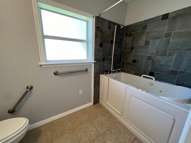 Building Photo - Beautiful 2 Bed/2 Bath Home in Ocala!! BOUNUS ROOM Included! Lawn care INCLUDED!