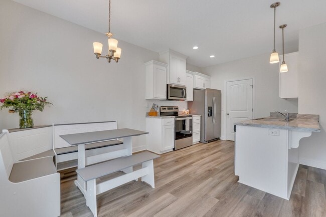 Building Photo - AVAILABLE NOVEMBER (PET FRIENDLY)