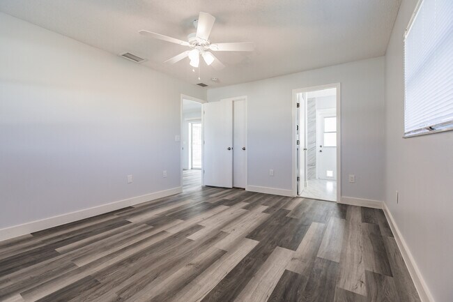 Building Photo - 11065 Waterford Ave