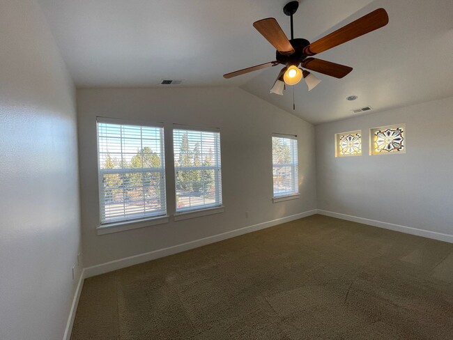 Building Photo - Old Mill Townhome Available 5/5/25
