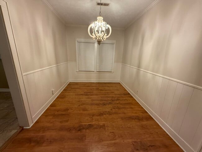 Building Photo - 108 N McLemore Ave