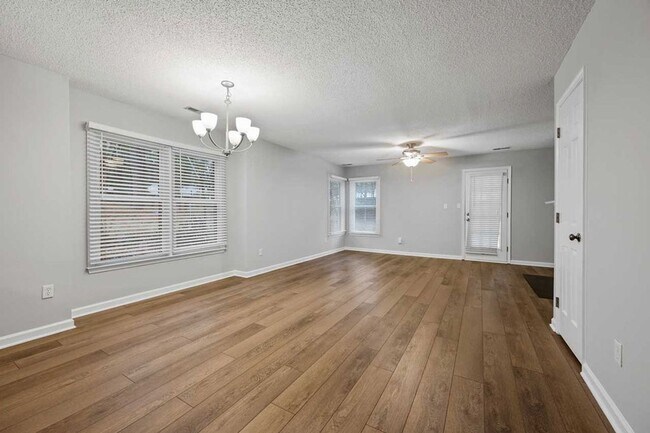 Building Photo - Convenient location