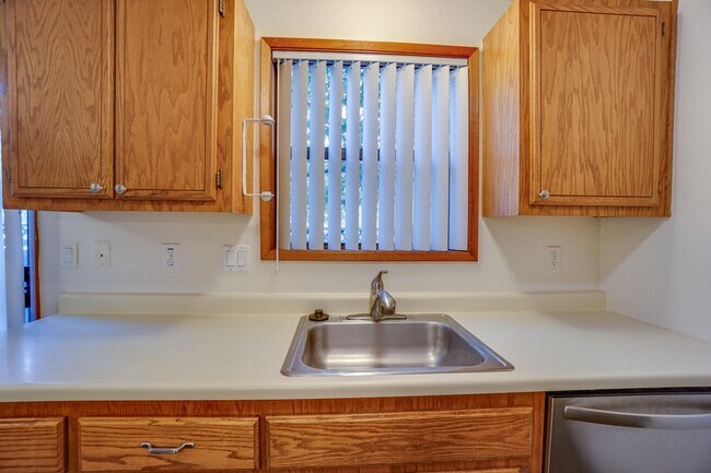 Building Photo - **Free February & March Rent **Fanno Creek Condo - Lovely Condo in Heart of Tigard