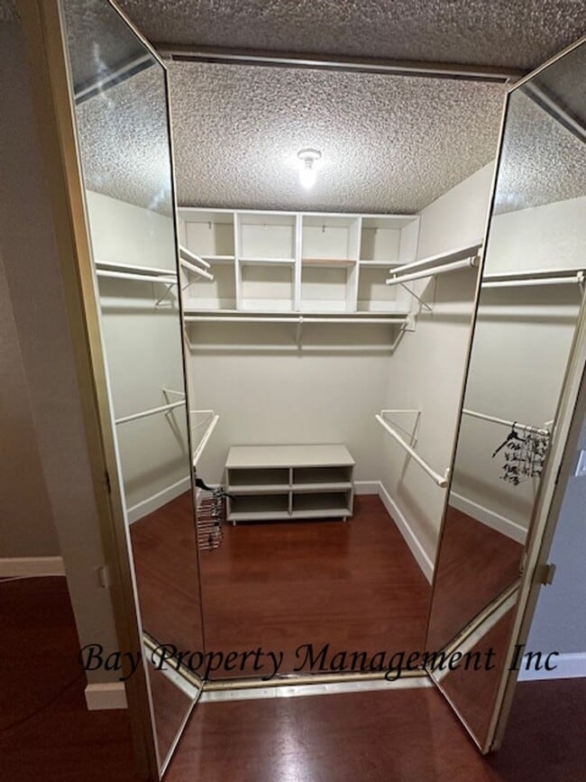 Building Photo - Premier Sherwood Lakes Location – Upstairs End Unit with Stunning Lake & Mountain Views