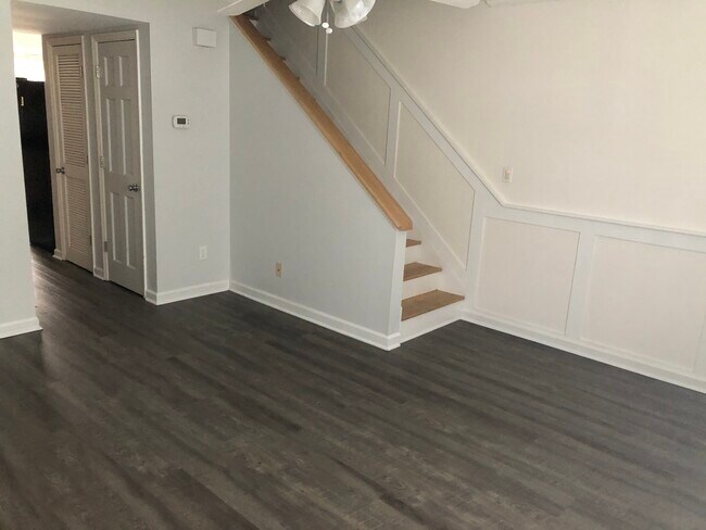 Building Photo - 507 Stinson Dr