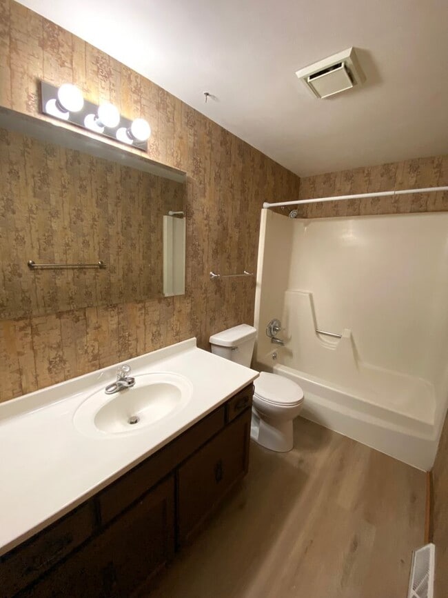 Building Photo - 2 Bedroom, 1.5 Bath Duplex Available for R...