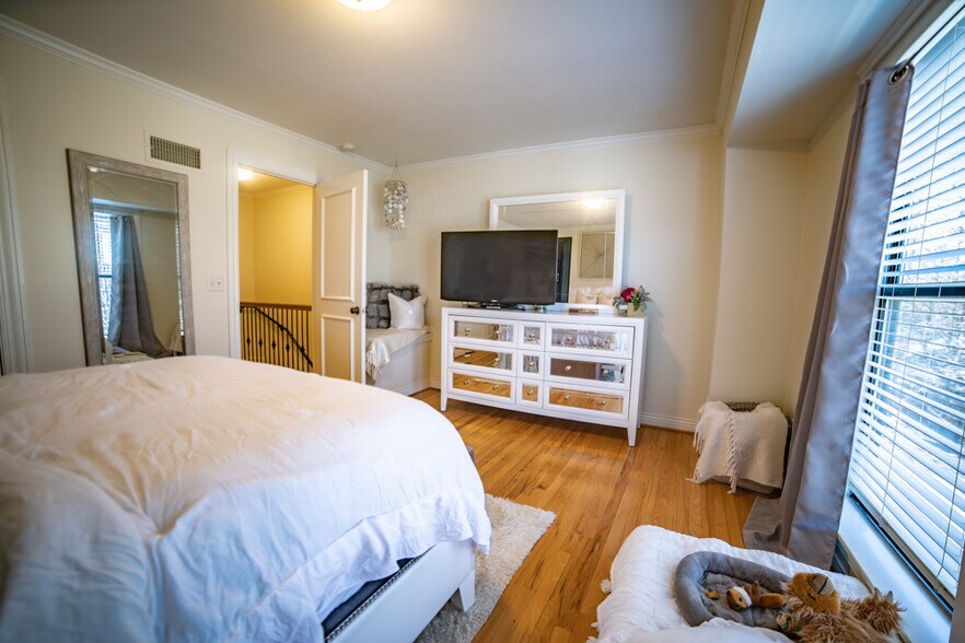 Building Photo - 4000 Oak St