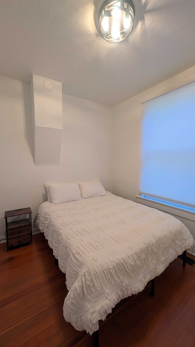 Building Photo - 405 N Cloverdale Blvd