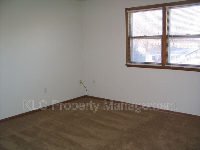 Building Photo - 627 3rd St