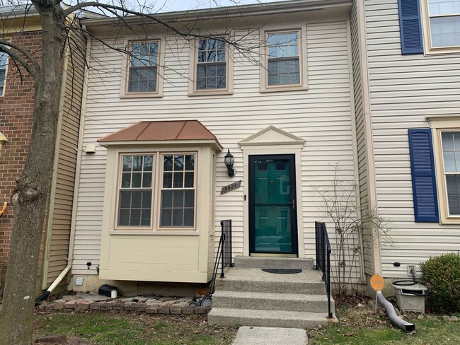 Building Photo - Spacious 3 Level Townhouse Backs to Trees